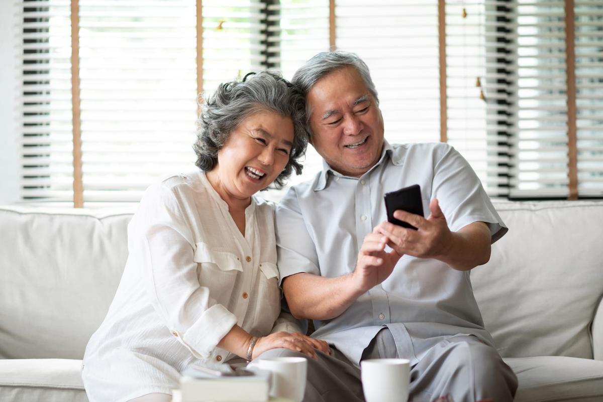 Jitterbug Flip Phone for Seniors Review - Hero Image